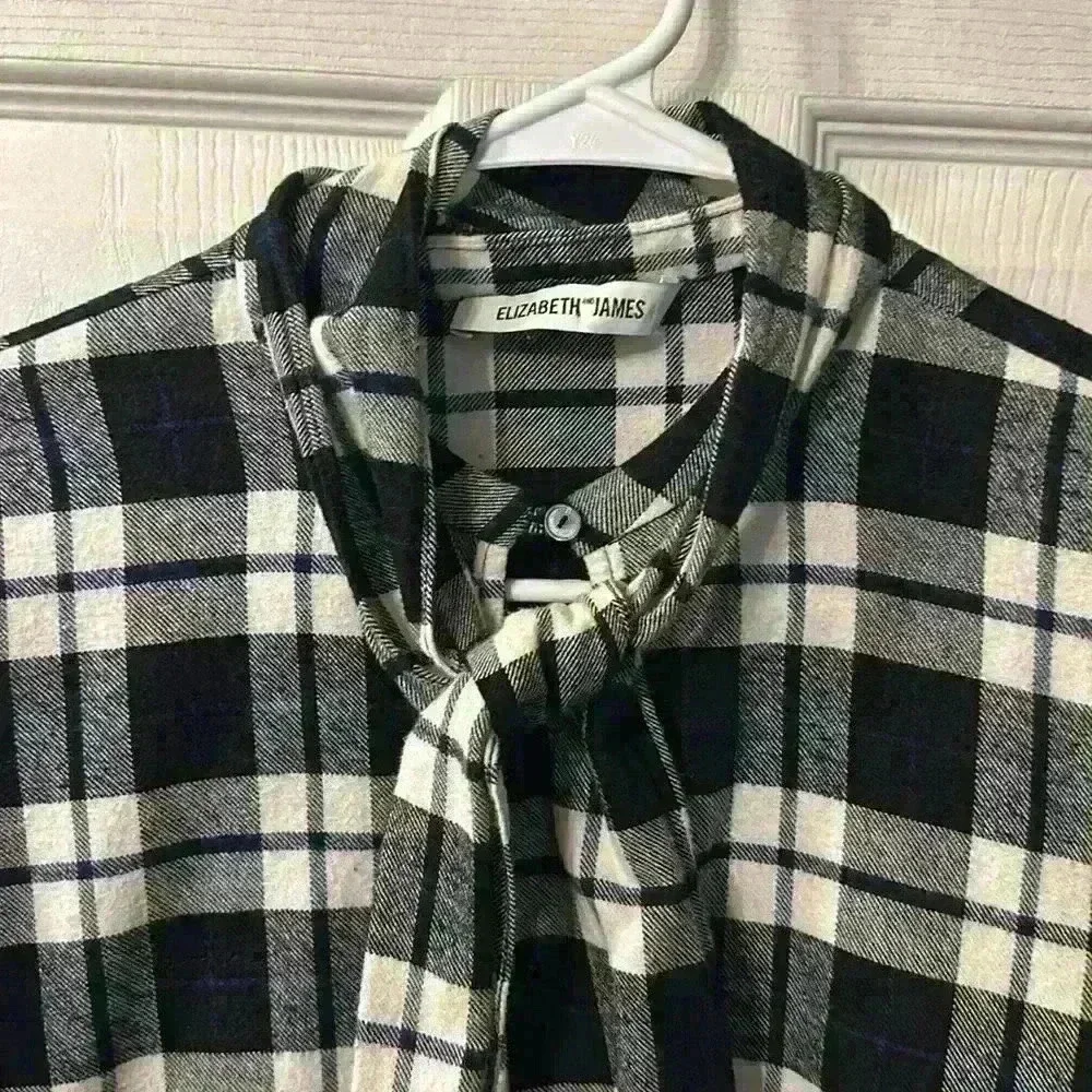 ELIZABETH AND JAMES Large Black & White Plaid Flannel Long-Sleeved Blouse - Picture 4 of 7